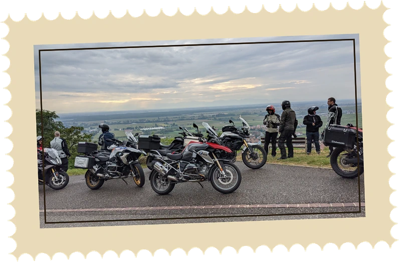 Motorradgruppe auf Tour in der Rheinebene