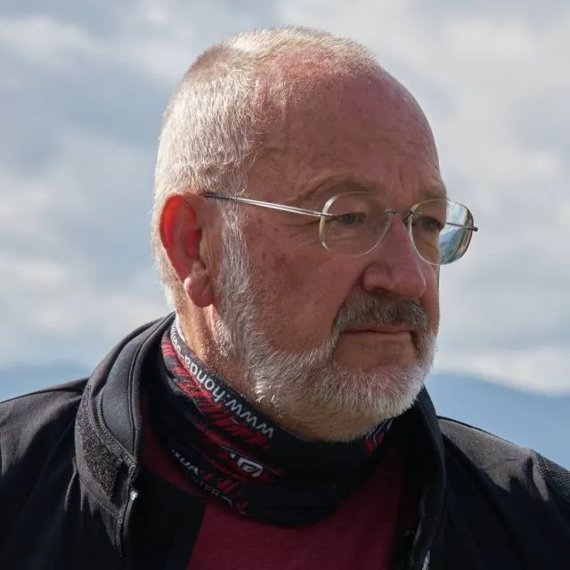 Wolfram Lührig mit Motorrad im Elsass